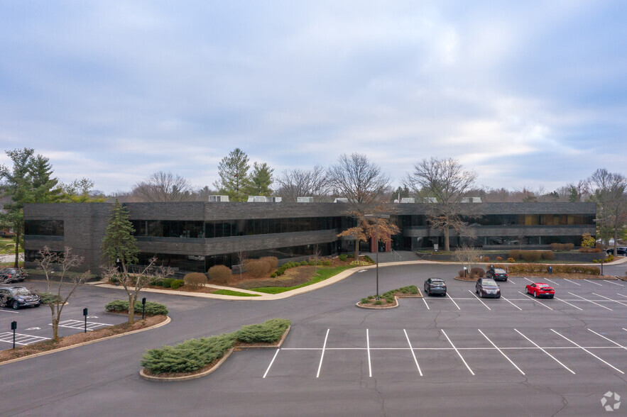 10503 Timberwood Cir, Louisville, KY en alquiler - Foto del edificio - Imagen 1 de 9