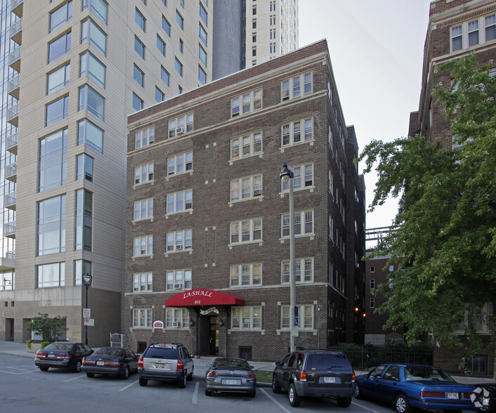 913 E Kilbourn Ave, Milwaukee, WI en venta - Foto del edificio - Imagen 2 de 2