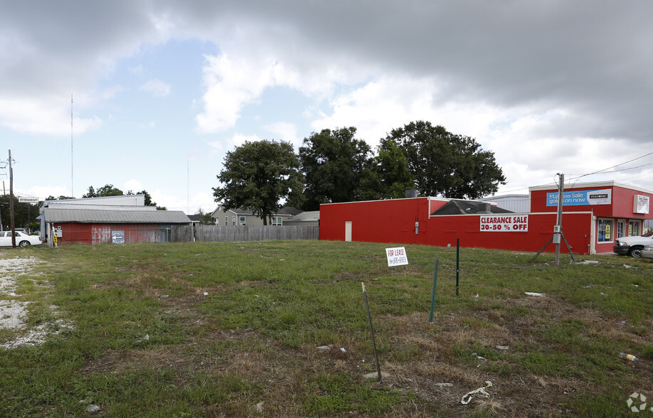 201-203 E Judge Perez Dr, Chalmette, LA en alquiler - Foto del edificio - Imagen 1 de 2