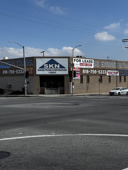 12035-12055 Sherman Way, North Hollywood, CA en alquiler - Foto del edificio - Imagen 1 de 8