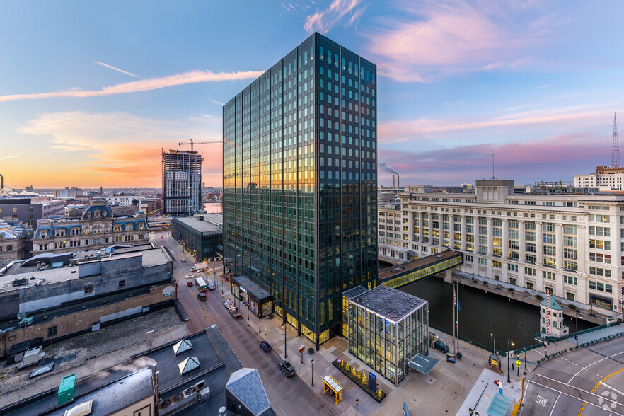 111 E Wisconsin Ave, Milwaukee, WI en alquiler - Foto del edificio - Imagen 1 de 24