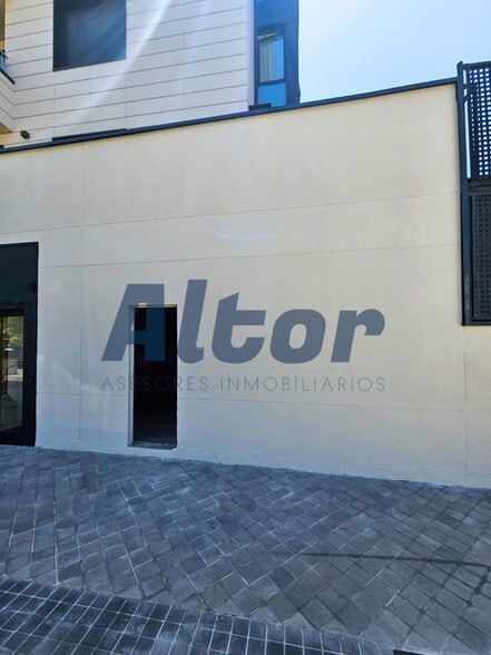 Local en Madrid, Madrid en alquiler - Foto del edificio - Imagen 2 de 11