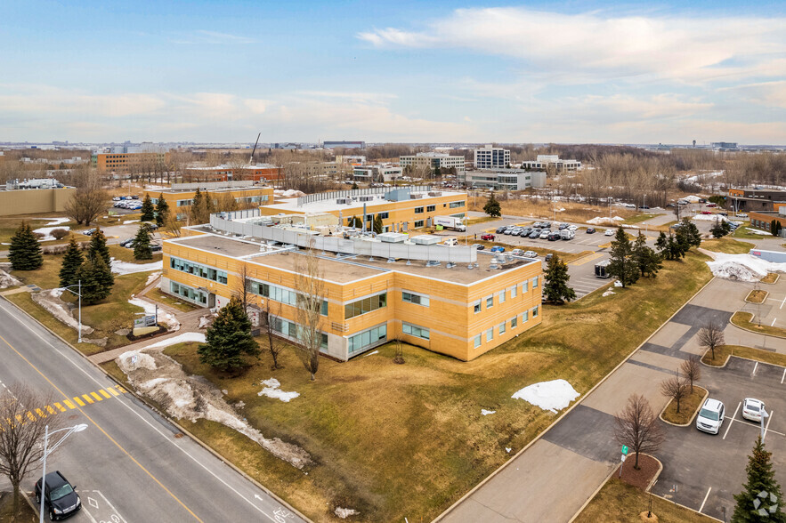 7210-7220 Rue Frederick-Banting, Saint-Laurent, QC en venta - Vista aérea - Imagen 2 de 12