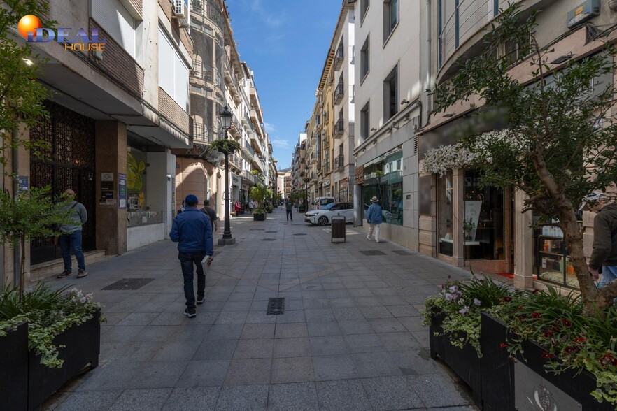 Local en Granada en venta - Foto del edificio - Imagen 2 de 17