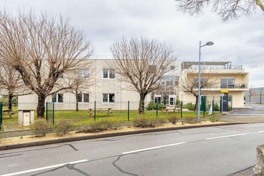 22 Rue Du 35Eme Regiment D'Aviation, Bron en venta - Foto del edificio - Imagen 2 de 2