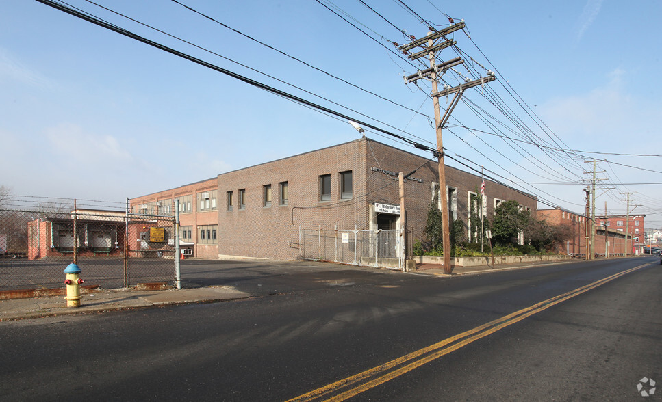 952 S Main St, Waterbury, CT en venta - Foto principal - Imagen 1 de 2