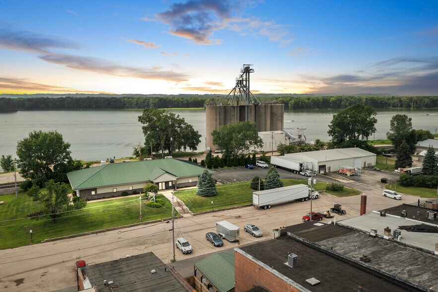 NNN leased office and warhouse cartera de 2 inmuebles en venta en LoopNet.es - Foto principal - Imagen 1 de 1