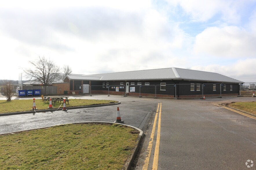 Kings Mill Ln, Redhill en alquiler - Foto principal - Imagen 1 de 4