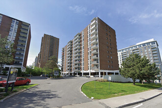 230-240 Brittany Dr, Ottawa, ON en alquiler Foto del edificio- Imagen 2 de 4