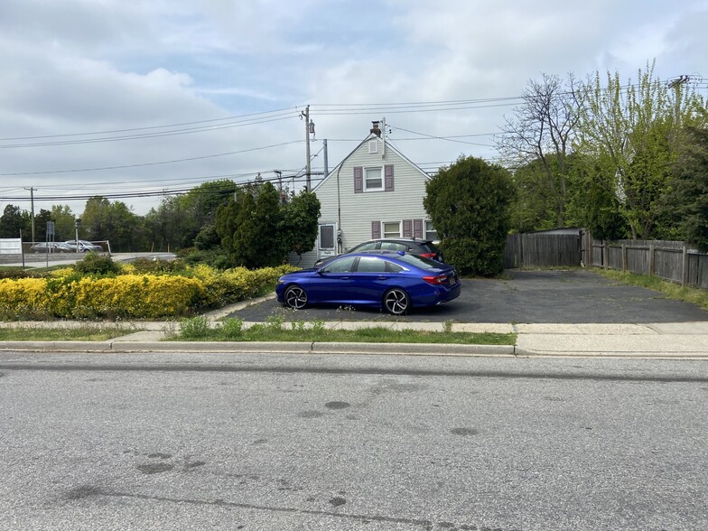 1 Ranch Ln, Levittown, NY en venta - Foto del edificio - Imagen 3 de 5