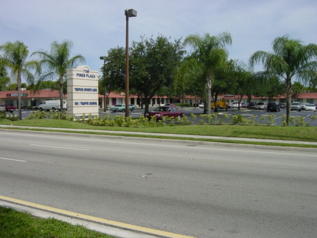 7100 Pines Blvd, Pembroke Pines, FL en alquiler - Foto del edificio - Imagen 1 de 1