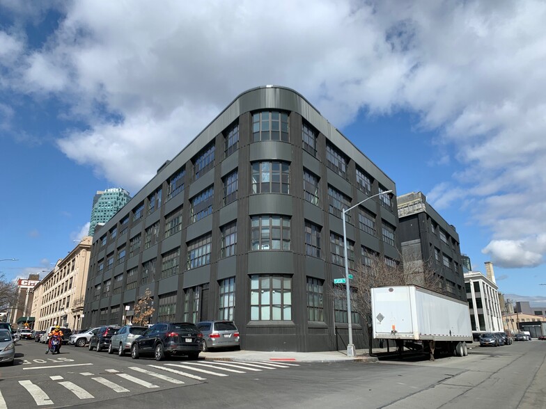 47-61 Pearson Pl, Long Island City, NY en alquiler - Foto del edificio - Imagen 2 de 14