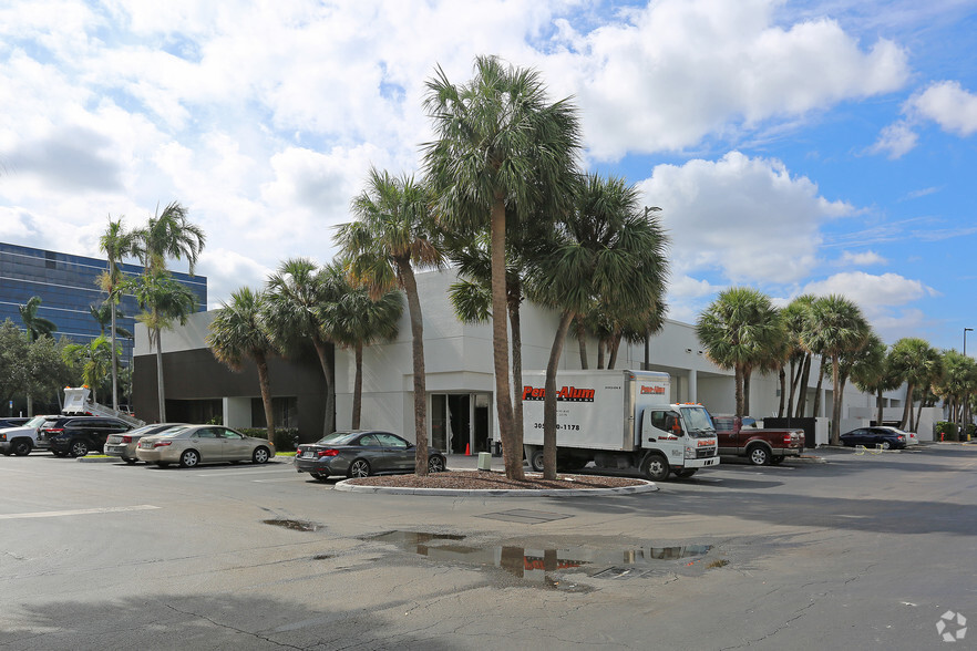 7255 Corporate Center Dr, Miami, FL en alquiler - Foto del edificio - Imagen 2 de 3