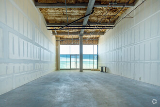 300 Pacific Coast Hwy, Huntington Beach, CA en alquiler Foto del interior- Imagen 2 de 4