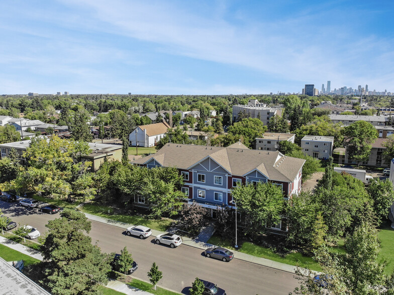 10141 153rd St NW, Edmonton, AB en venta - Foto del edificio - Imagen 3 de 4