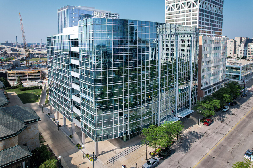 875 E Wisconsin Ave, Milwaukee, WI en alquiler - Foto del edificio - Imagen 1 de 13