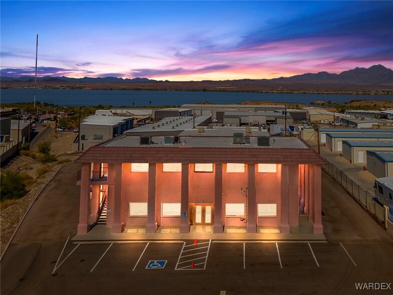 1055 Empire Dr, Lake Havasu City, AZ en alquiler - Foto del edificio - Imagen 1 de 64