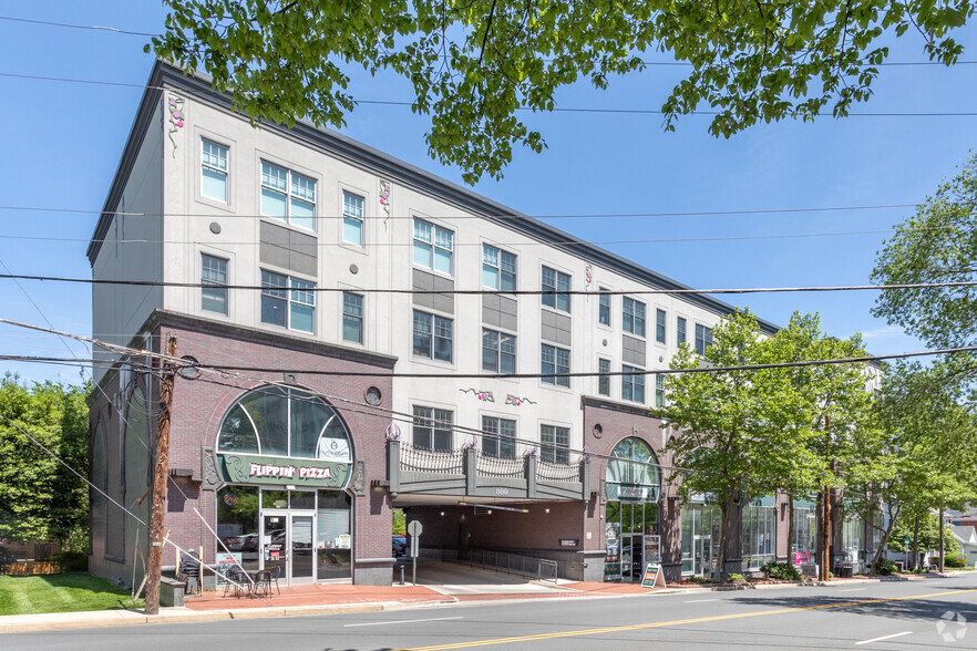 800 W Broad St, Falls Church, VA en alquiler - Foto del edificio - Imagen 1 de 2