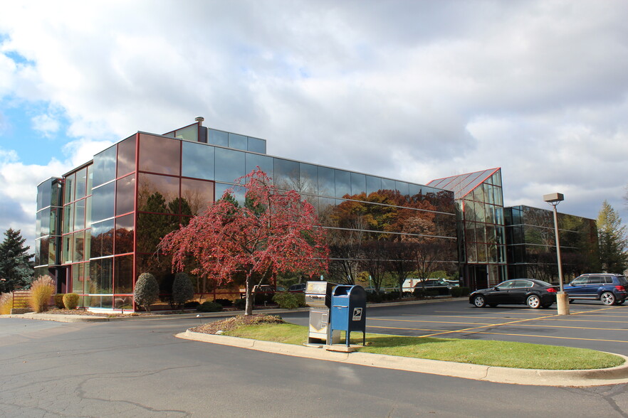 30300 Northwestern Hwy, Farmington Hills, MI en alquiler - Foto del edificio - Imagen 1 de 3