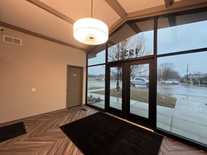 19306 Ecorse Rd, Allen Park, MI en alquiler Lobby- Imagen 1 de 10