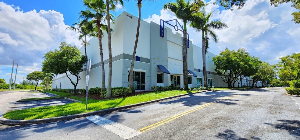 9705 NW 108th Ave, Medley, FL en alquiler - Foto del edificio - Imagen 2 de 3