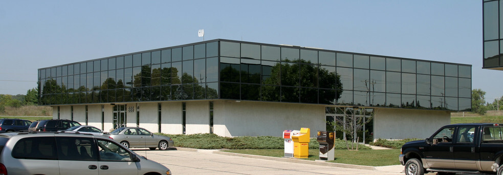 555 S Industrial Dr, Hartland, WI en alquiler - Foto del edificio - Imagen 1 de 37