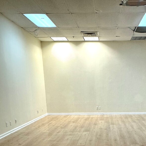 3906 Main St, Flushing, NY en alquiler - Foto del interior - Imagen 3 de 8