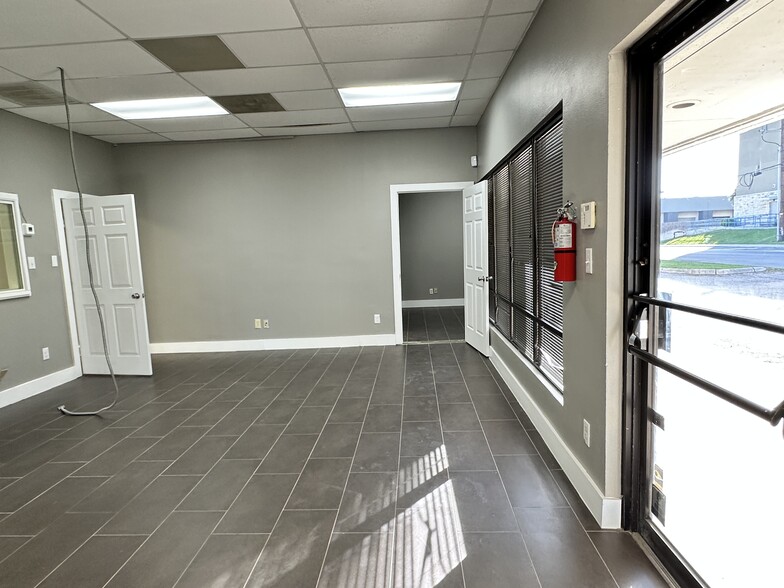 9914-9918 McCullough Ave, San Antonio, TX en alquiler - Foto del interior - Imagen 2 de 18