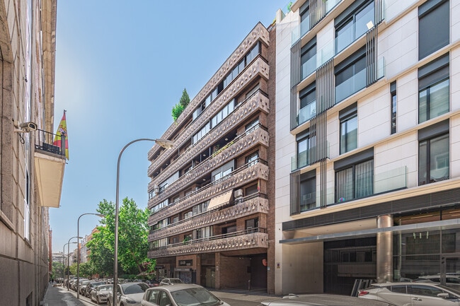 Más detalles de Calle de Bretón de los Herreros, 46, Madrid - Edificio residencial​ en venta