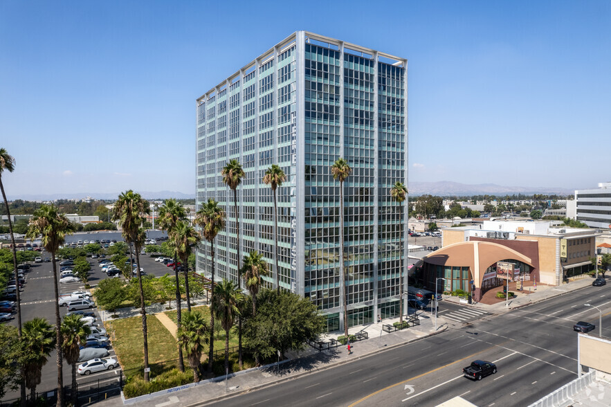 8155 Van Nuys Blvd, Van Nuys, CA en alquiler - Foto del edificio - Imagen 1 de 27