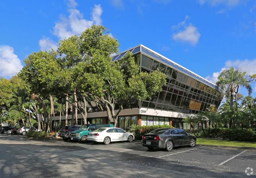 7100 W Camino Real, Boca Raton, FL en alquiler - Foto del edificio - Imagen 3 de 33