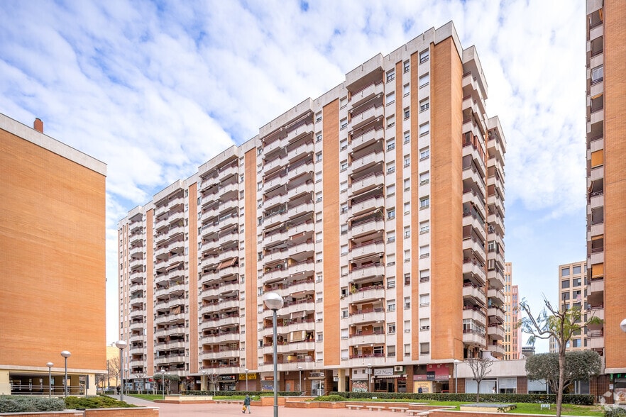 Edificio residencial en L'Hospitalet de Llobregat, Barcelona en venta - Foto principal - Imagen 1 de 4