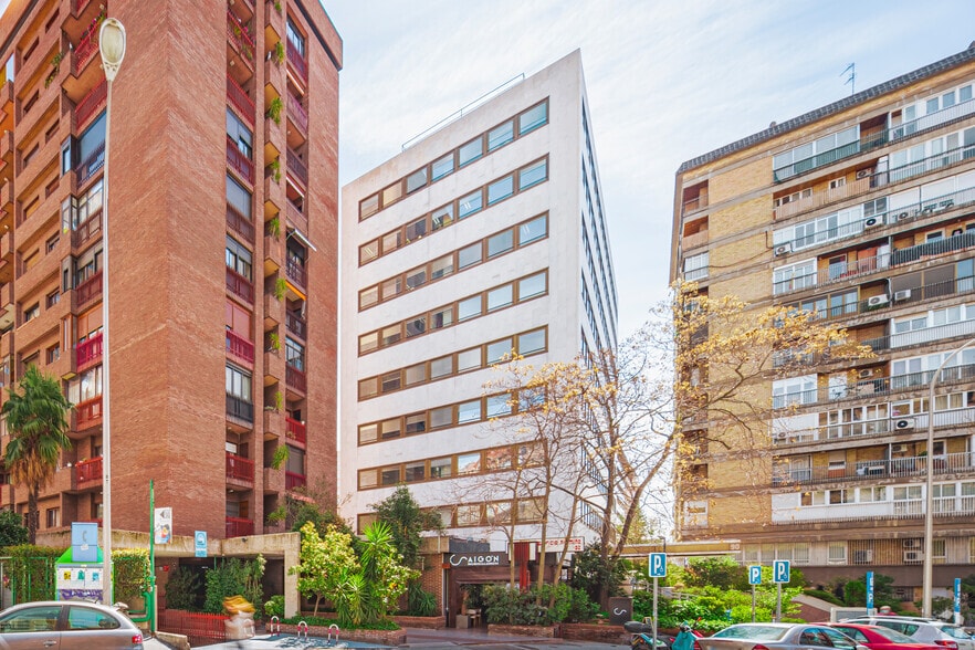 Calle de la Infanta Mercedes, 90, Madrid, Madrid en alquiler - Foto del edificio - Imagen 3 de 6
