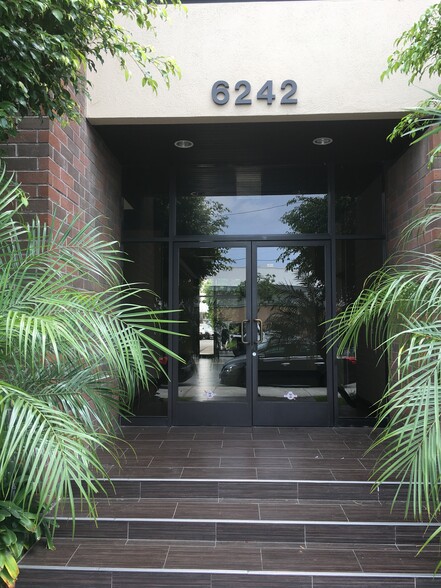 6242 Westchester Pky, Los Angeles, CA en alquiler - Foto del edificio - Imagen 2 de 4