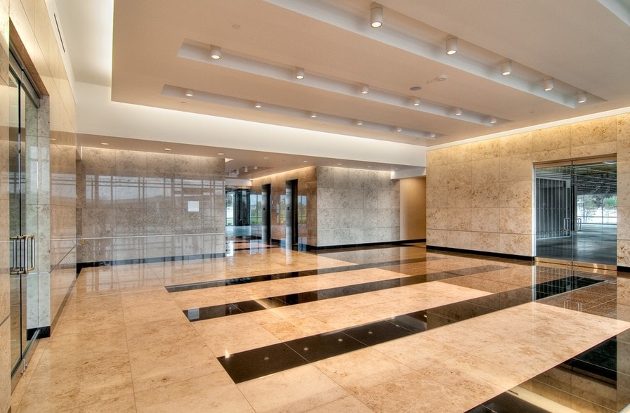 5875 N Sam Houston Pky W, Houston, TX en alquiler - Lobby - Imagen 3 de 6