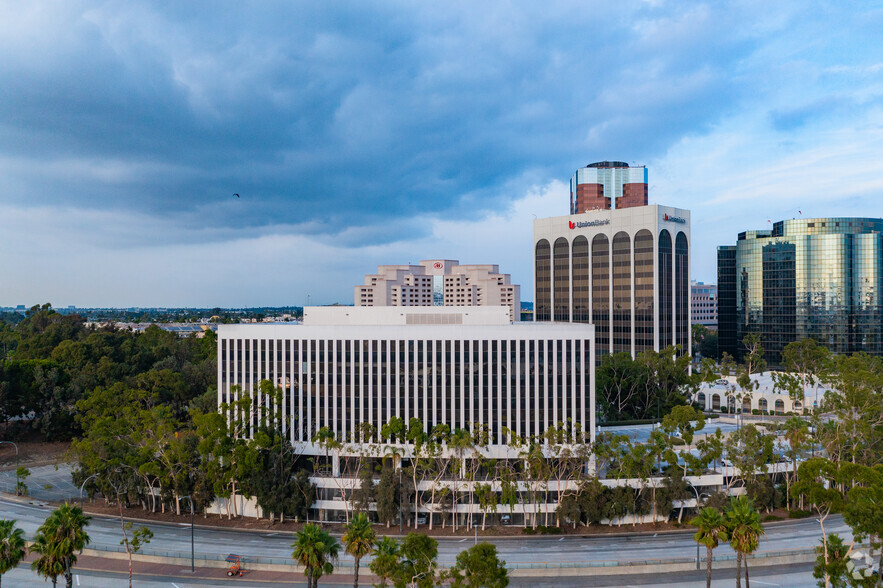 11 Golden Shore St, Long Beach, CA en venta - Foto del edificio - Imagen 2 de 11