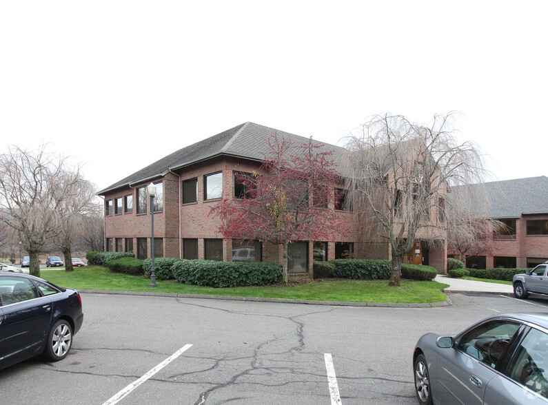 30 Avon Meadow Ln, Avon, CT en alquiler - Foto del edificio - Imagen 2 de 4