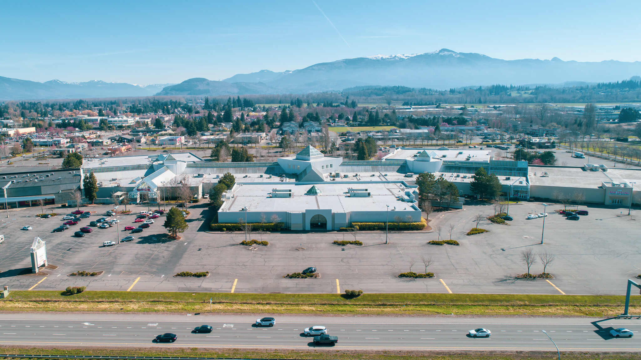 201 Cascade Mall Dr, Burlington, WA en alquiler Foto del edificio- Imagen 1 de 5