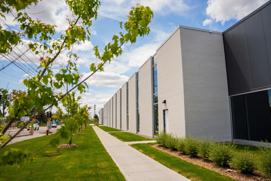 141 Boul Bellerose O, Laval, QC en alquiler - Foto del edificio - Imagen 3 de 11