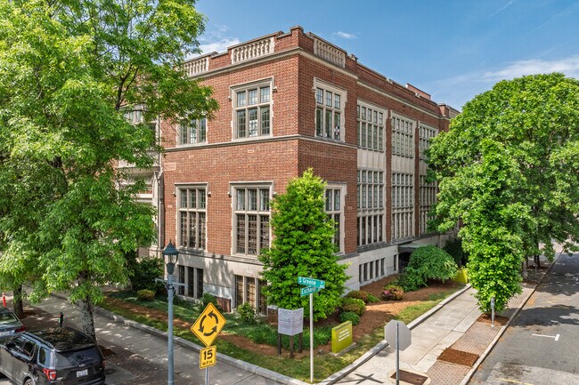 Más detalles de 330 S Greene St, Greensboro, NC - Oficina en alquiler