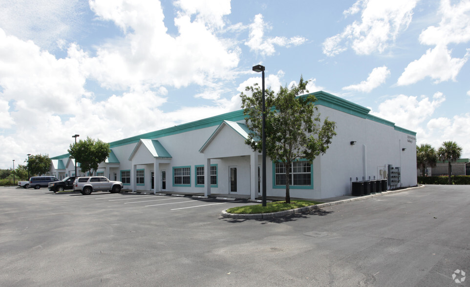 3560 Work Dr, Fort Myers, FL en alquiler - Foto principal - Imagen 1 de 13