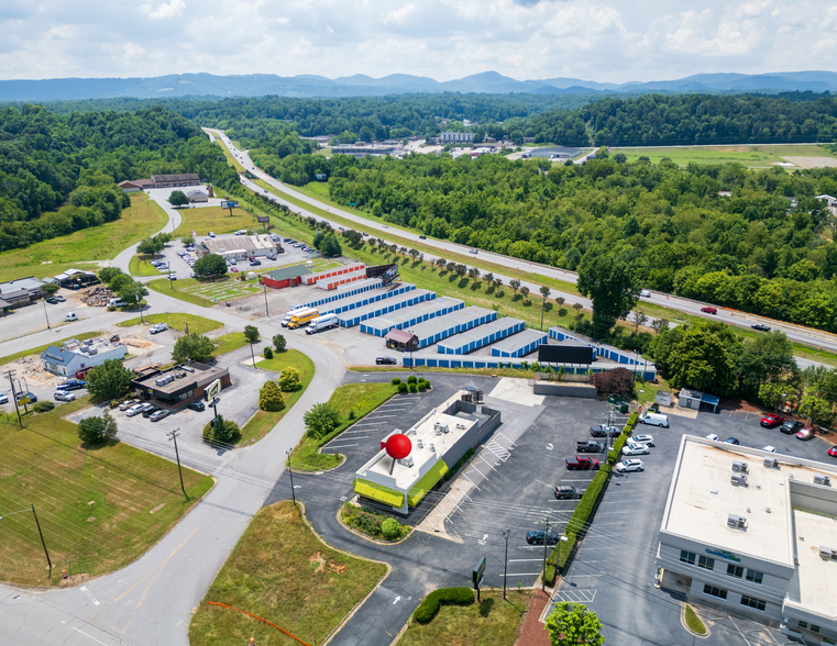 513 Curtis Bridge Rd, Wilkesboro, NC en venta - Foto del edificio - Imagen 2 de 8