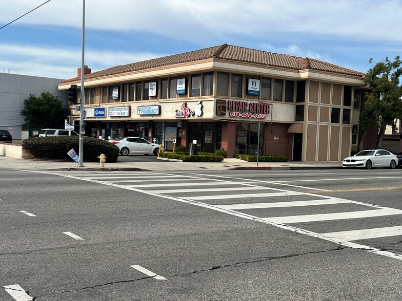 13701-13707 Burbank Blvd, Van Nuys, CA en alquiler - Foto del edificio - Imagen 1 de 1