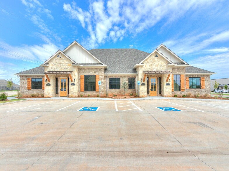 15201 Crown at Lone Oak Rd, Edmond, OK en alquiler - Foto del edificio - Imagen 1 de 12