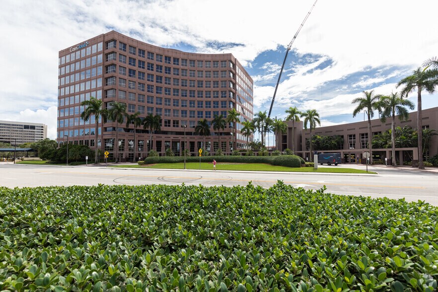 5200 Waterford District Dr, Miami, FL en alquiler - Foto del edificio - Imagen 1 de 14