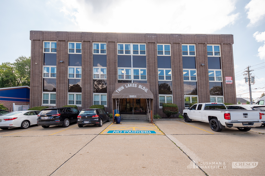 5851 Pearl Rd, Parma Heights, OH en alquiler - Foto del edificio - Imagen 1 de 8