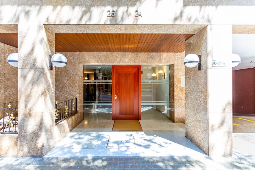 Local en Barcelona, Barcelona en alquiler - Foto del edificio - Imagen 3 de 5