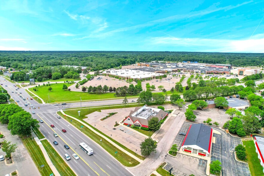 1938 Grand River Ave, Okemos, MI en alquiler - Foto del edificio - Imagen 3 de 53