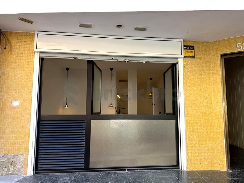 Edificio residencial en Barcelona, Barcelona en venta - Foto del edificio - Imagen 2 de 4