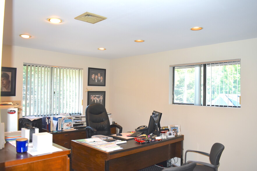 870 W Jericho Tpke, Huntington, NY en venta - Foto del interior - Imagen 3 de 32